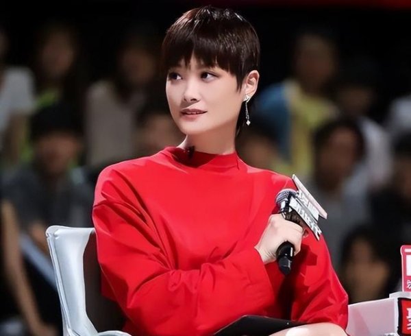 易速宝 钱再多有什么用？41岁在演唱会上“痛哭”的李宇春给所有人提了醒